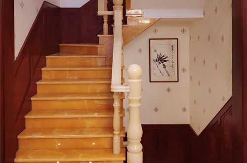 黄圃镇中式别墅室内汉白玉石楼梯的定制安装装饰效果